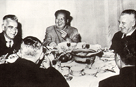 1960年路易·艾黎陪同斯诺在毛泽东家作客